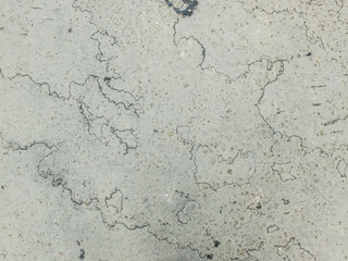 traces d'évaporation noires sur un sol en bitume gris