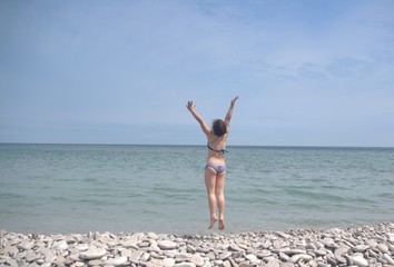 Девочка радуется морю