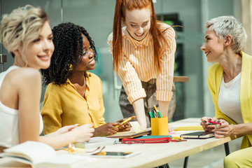 Fototapeta premium happy multiracial businesswomen having discussion with colleagues in office. close up photo