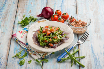 salad with tuna green beans stewed red onions and lettuce