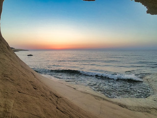 Abendstimmung am Meer in einer Höhle bei Sonnenuntergang