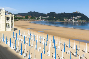Obraz premium La Concha beach in a sunny day, Donostia-San Sebastian, Spain