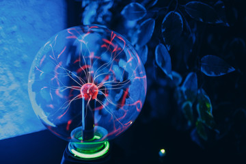 Plasma lamp with lightning