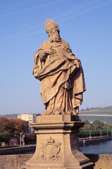 Obraz premium geisliche figur an der brücke in würzburg