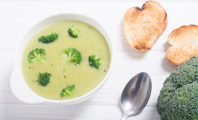 Fresh broccoli cream soup in bowl