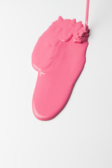 Taches peinture, pots et pinceau, fond blanc en studio