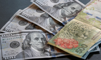 Billetes de quinientos pesos argentinos y de cien dólares. Argentina. Crisis económica....