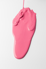 Taches peinture, pots et pinceau, fond blanc en studio