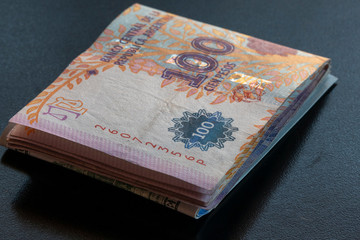 Billetes de cien pesos argentinos. Argentina. Crisis económica. Devaluación