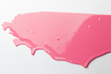 Taches peinture, pots et pinceau, fond blanc en studio