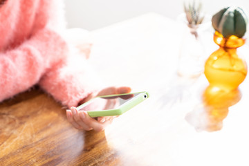 スマホを見る女性　手元