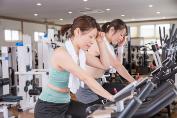 スポーツジムで有酸素運動