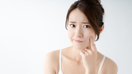 お肌をチェックする女性