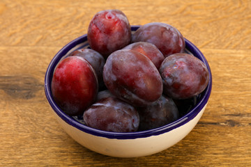 Plums in the bowl