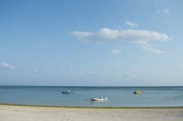 エメラルドグリーンの海と船