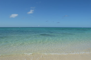 Fototapeta na wymiar 夏の青空とエメラルドグリーンの海と白い砂浜