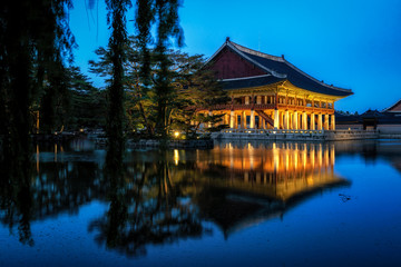 Fototapeta premium gyeonghoeru pavilion at night