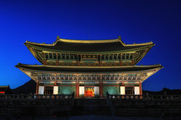 gyeongbokgung palace at night