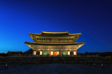Obraz premium gyeongbokgung palace at night