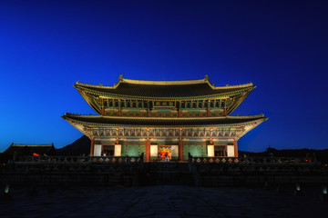 gyeongbokgung palace at night