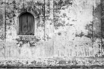 Obraz premium Old wooden window on historic buildings