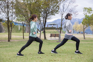 公園で準備運動する女性