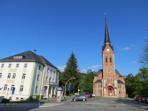 Stadtverwaltung und Trinitatiskirche von Bad Elster