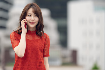 スマホで通話する女性