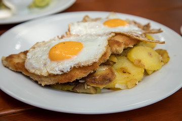 Schweine Fleisch Schnitzel Wiener Art mit Spiegelei als Hamburger dazu Bratkartoffeln im Biergarten...