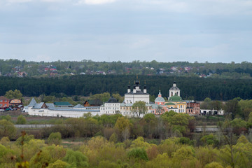 Вид на Троицкий Белопесоцкий монастырь со смотровой Каширы. 