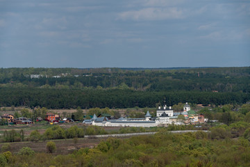 Вид на Троицкий Белопесоцкий монастырь со смотровой Каширы. 