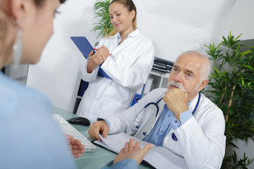 Obraz premium senior doctor talking to patient