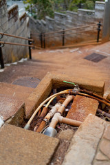 温泉町の硫黄で錆びた階段