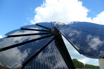 panneaux solaires et nuages