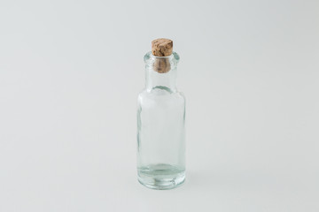 白背景に透明なガラス白浜に置いてあるグラス