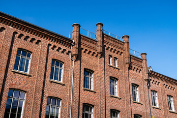 Fototapeta na wymiar Gebäude Backstein Fassade mit blauem Himmel