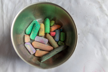 Verschiedene Kreidestückchen in unterschiedlichen Farben liegen im Atelier eines Künstlers in...