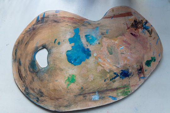 Malerpalette eines K&uuml;nstlers in seinem Atelier wartet auf frische Farben zum Mischen und kreativen Gestalten