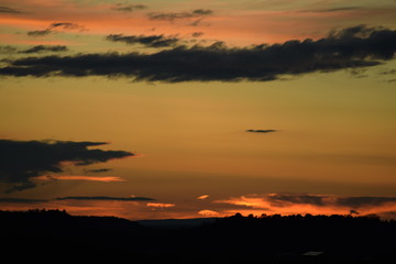 wunderschöner Sonnenuntergang im Winter. Erst in herrlichem rosa und später entspanntes orange.