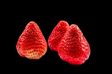 Rote Erdbeeren laden zum essen ein