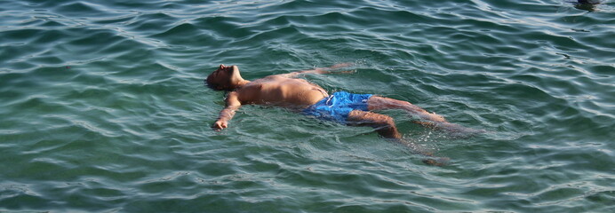 nuotare nel mare - relax