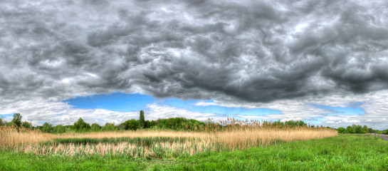 Gewitterwolken formieren sich zu einem Sturm