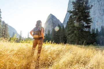Foto op Canvas Gelukkige wandelaar bezoekt Yosemite National Park in Californië © Maygutyak