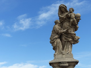 Fototapeta na wymiar Statua di Santa Anna sul ponte Carlo a Praga in Repubblica Ceca.