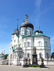 Fototapeta na wymiar Big Annunciation Cathedral (Orthodox Church) in Voronezh, Russia