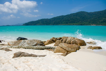 Obraz premium Paradise beach with white sand and blue sky for travel and vacation in holiday relax time