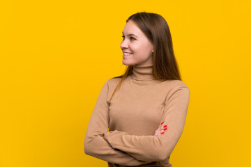 Obraz premium Young woman over colorful background standing and looking to the side