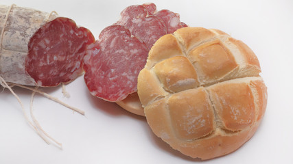 panino con salame su sfondo bianco, salami sandwich on white bacckground