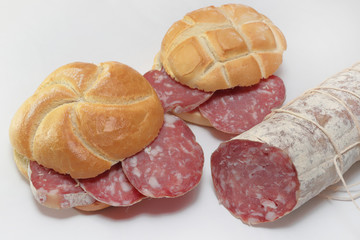 panino con salame su sfondo bianco, salami sandwich on white bacckground