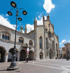 Fototapeta na wymiar COMO, ITALY - MAY 9, 2015: The portal of Duomo - cathedral.
